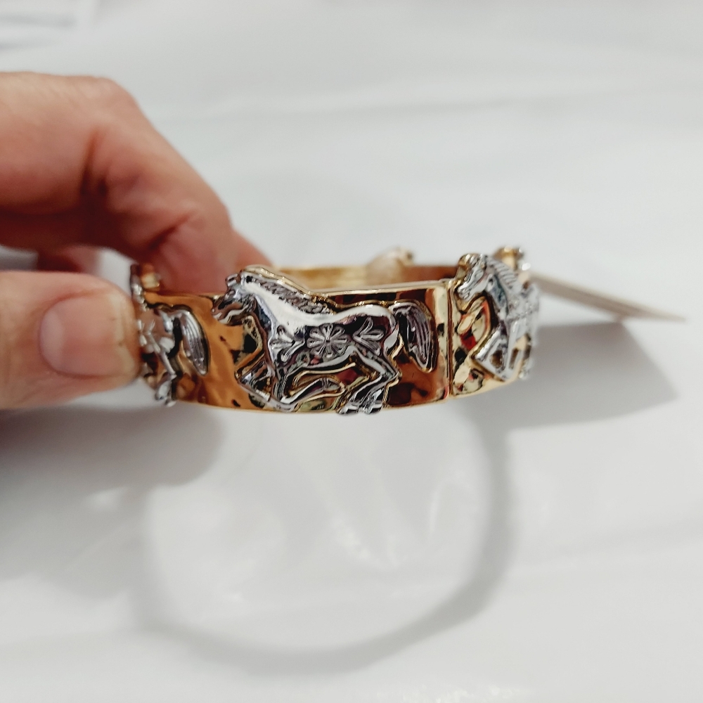 NWT Piper K Silver And Gold Bangle Bracelet With Horses - Picture 3 of 8
